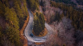 Serpentine durch ein Waldstück von oben gesehen