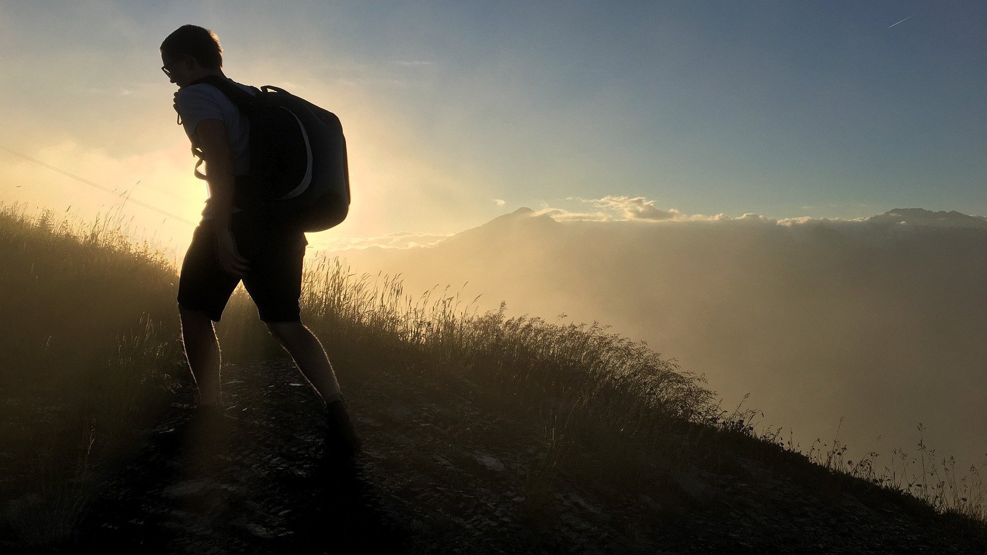 Silhouette eines Wanderers, der Bergauf geht