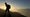 Silhouette eines Wanderers, der Bergauf geht
