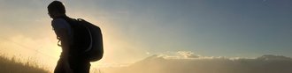 Silhouette eines Wanderers, der Bergauf geht