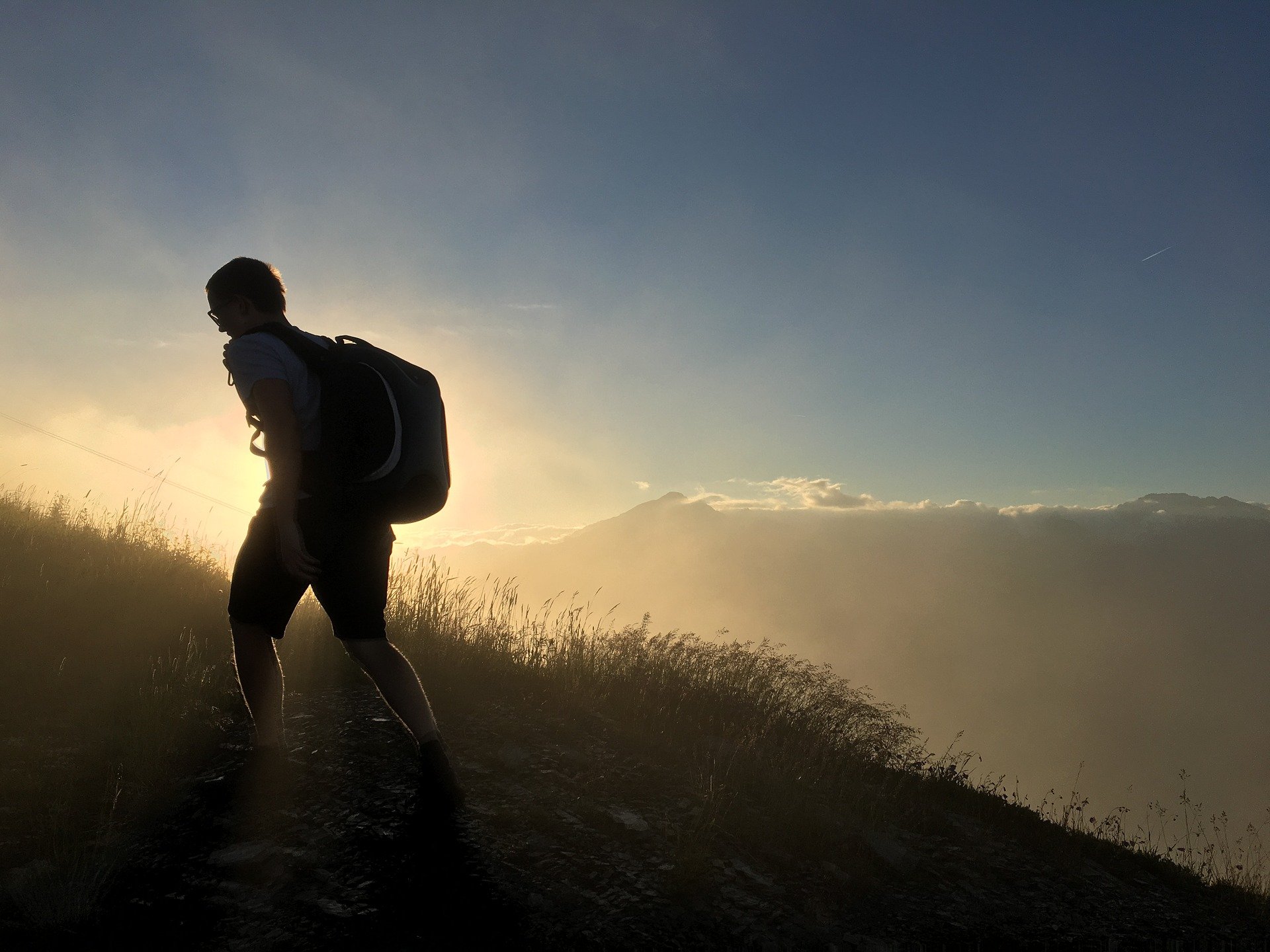 Silhouette eines Wanderers, der Bergauf geht